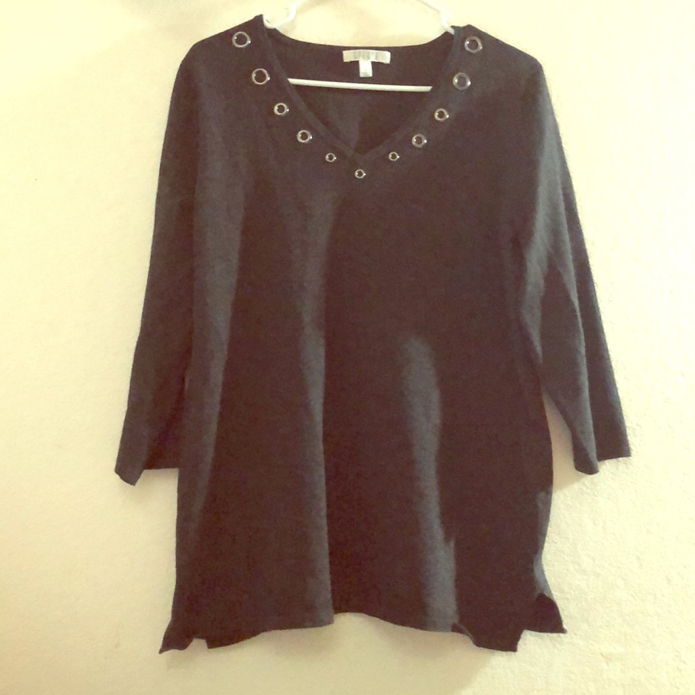 Quarter sleeve grey shirt